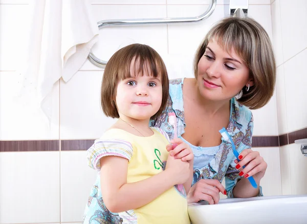 Moeder en dochter hun tanden poetsen — Stockfoto