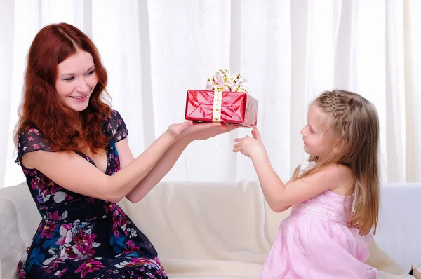Little girl mom gives a holiday gift — Stock Photo, Image