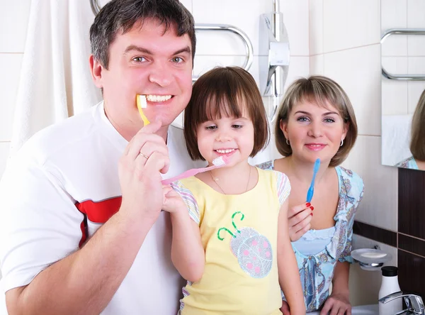Maman, fille et père se brossent les dents — Photo