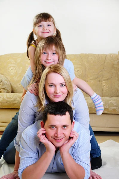 Mamma, pappa och deras två döttrar — Stockfoto