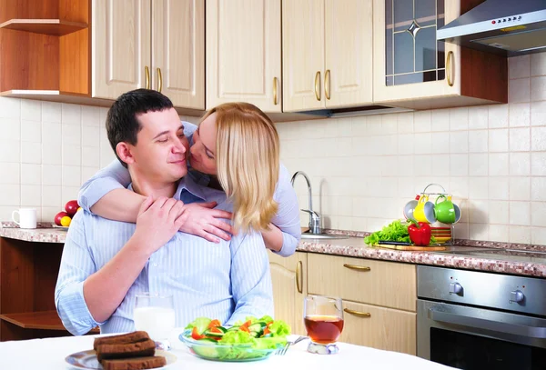 Жена и муж завтракают — стоковое фото