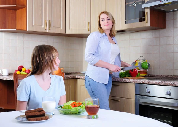 Moeder en jonge dochter — Stockfoto