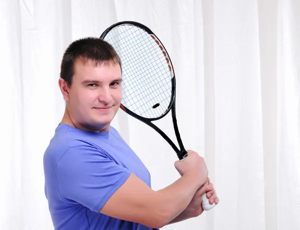 Νεαρός άνδρας με τη ρακέτα του τένις — Φωτογραφία Αρχείου
