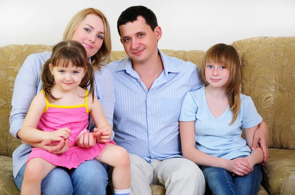 Maminka, tatínek a jejich dvě dcery — Stock fotografie