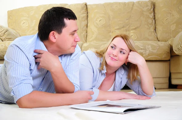 Young couple spends time together — Stock Photo, Image