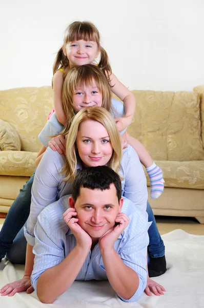 Mamãe, papai e suas duas filhas — Fotografia de Stock