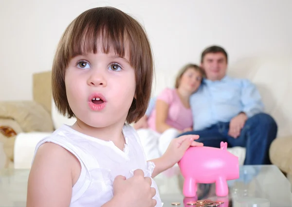 Kleines Mädchen versteckt ihr Geld — Stockfoto