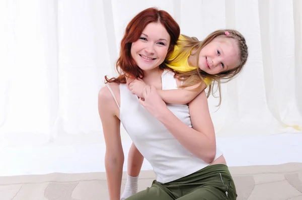 若い母親と娘 — ストック写真