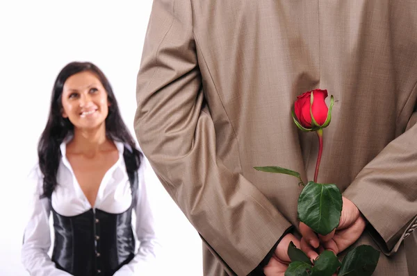 Jeune homme donne à sa petite amie une rose — Photo