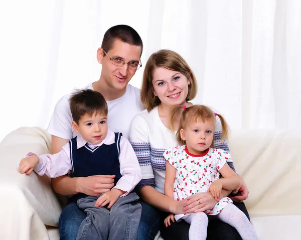 Lycklig familj umgås — Stockfoto