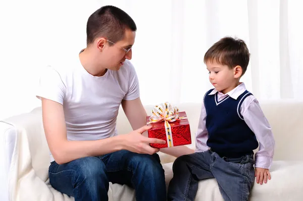 Papá le da un regalo a su hijo. —  Fotos de Stock