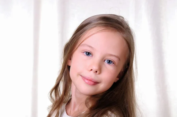 一个年轻漂亮姑娘的肖像 — 图库照片