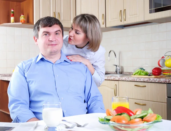 Couple has breakfast together — Stock Photo, Image