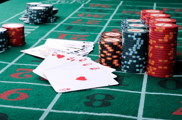 Bir poker oyuncusu yer — Stok fotoğraf