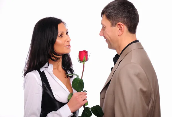 年轻男子给他的女朋友一朵玫瑰 — 图库照片