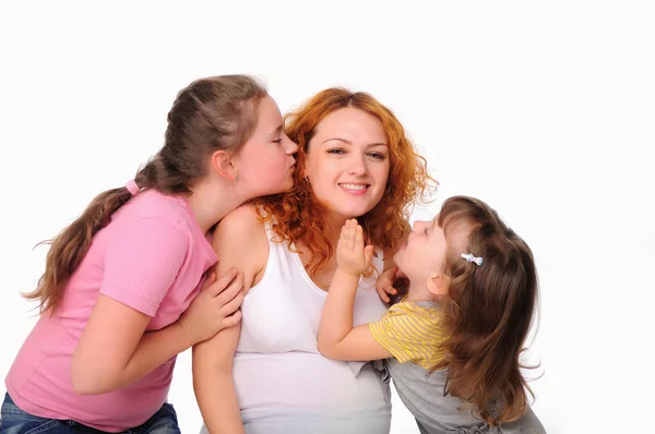 怀孕的年轻母亲和她的两个女儿 — 图库照片