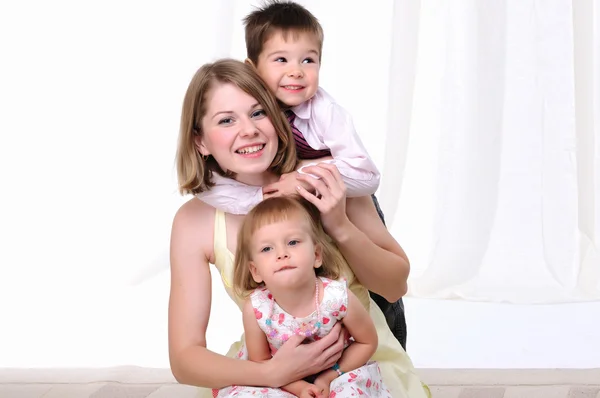 Mamma, suo figlio e la sua piccola figlia — Foto Stock
