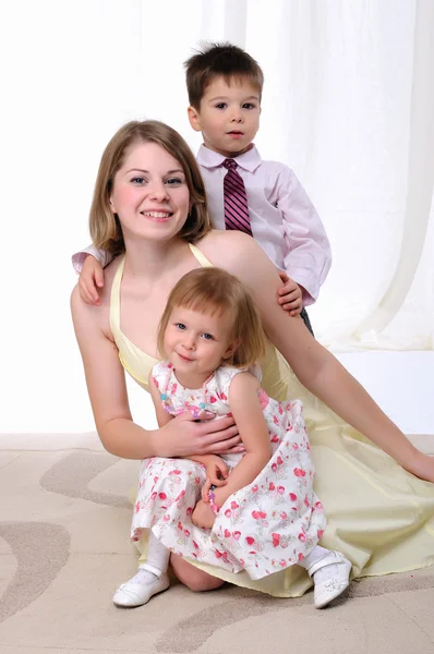 Anne, oğlu ve küçük kızı — Stok fotoğraf