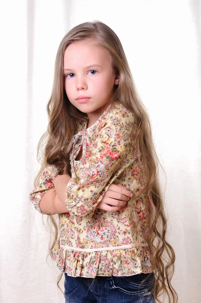 Portret van een jong mooi meisje. — Stockfoto