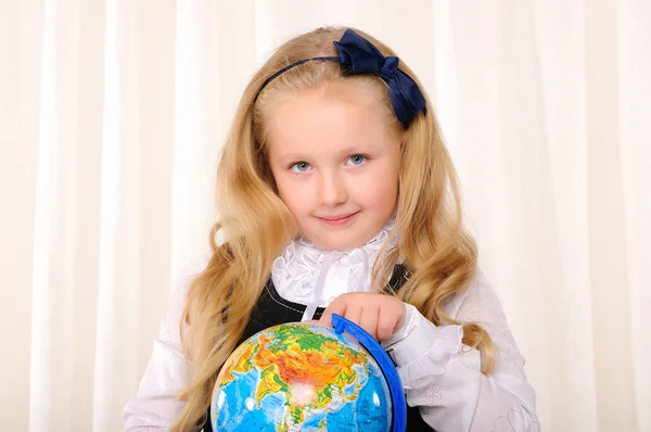 Liten flicka med en färg-globe — Stockfoto