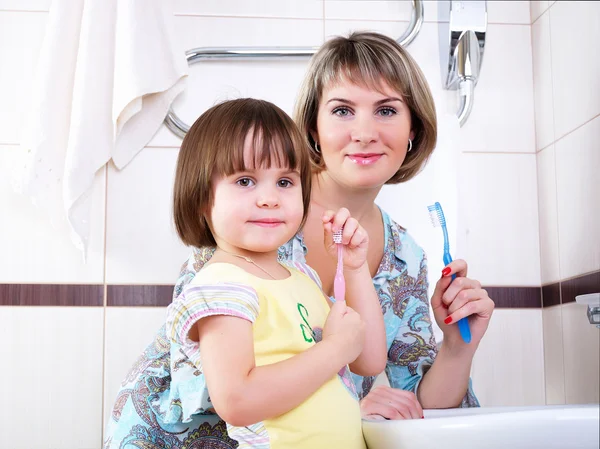 Мать и дочь чистят зубы — стоковое фото