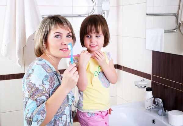 Madre e figlia lavarsi i denti — Foto Stock