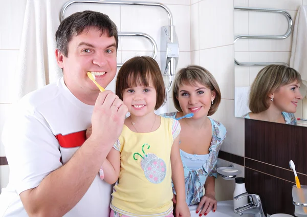 Mama i córka ojca szczotkować zęby — Zdjęcie stockowe
