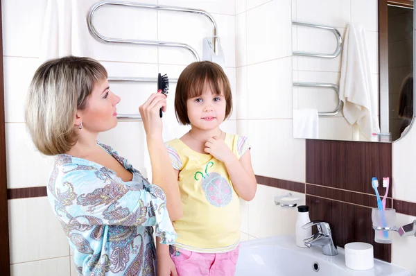 Mom combing hair — Φωτογραφία Αρχείου