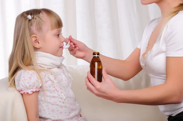 Menina bebendo xarope de tosse — Fotografia de Stock