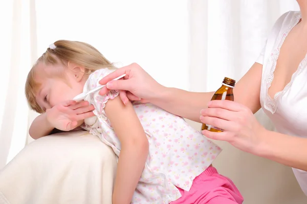 小さな女の子の飲酒の咳止めシロップ — ストック写真