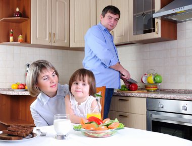 Aile, mutfakta kahvaltı vardır.