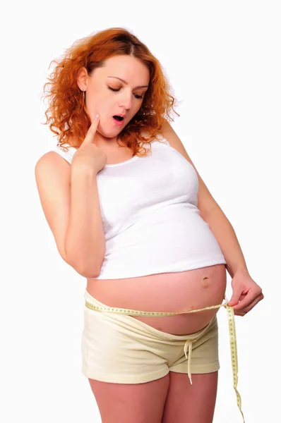 Joven embarazada mamá medida —  Fotos de Stock