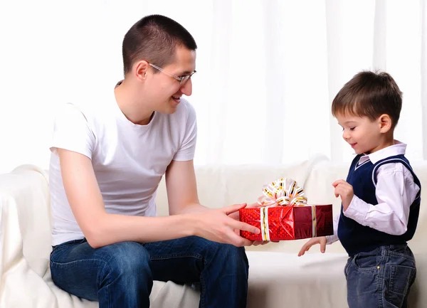 O pai dá um presente ao filho. — Fotografia de Stock