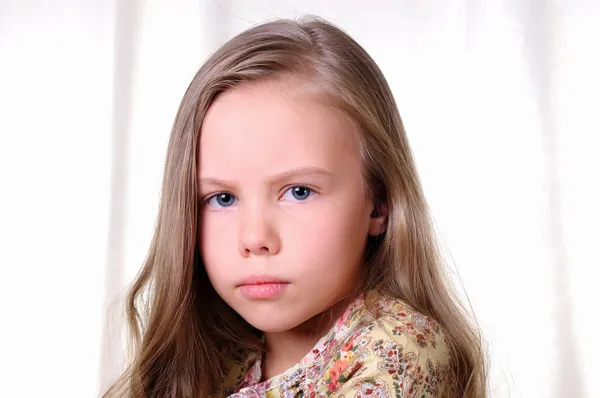 Retrato de una joven hermosa niña. — Foto de Stock