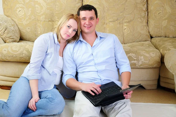 Ungt par tillbringar tid tillsammans — Stockfoto
