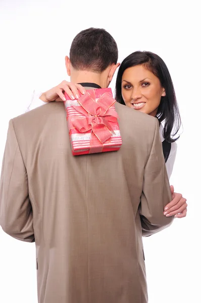 Chica joven le da a su hombre un regalo — Foto de Stock