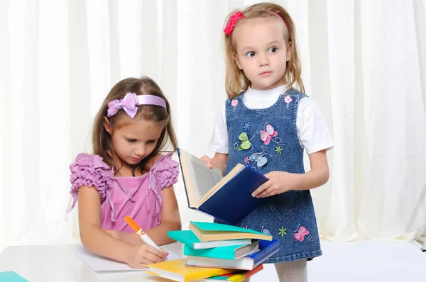 Küçük kızlar edebiyatı okuyan — Stok fotoğraf