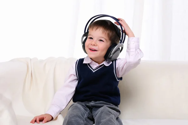 小男孩喜欢音乐 — 图库照片