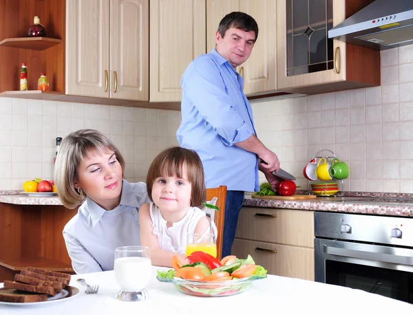 Familie heeft ontbijt in de keuken — Stockfoto