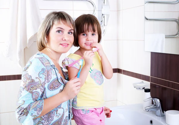 Mother and daughter brushing their teeth — Stock Photo, Image