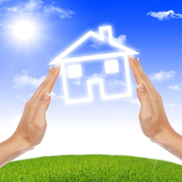 House in the hands against the blue sky — Stock Photo, Image