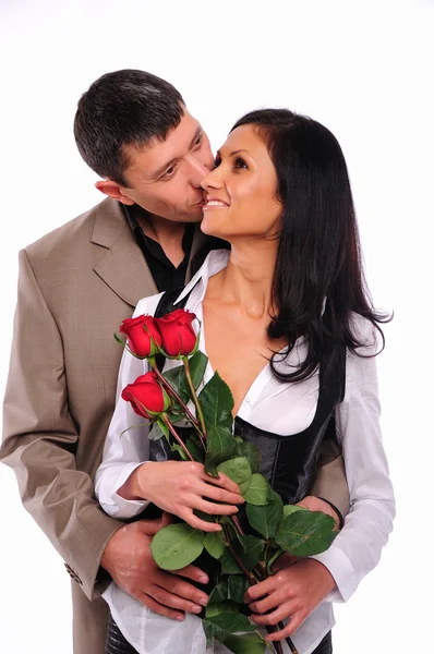 Молодий чоловік дає своїй дівчині троянду — стокове фото