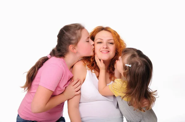 若い妊娠中の母親と二人の娘 — ストック写真