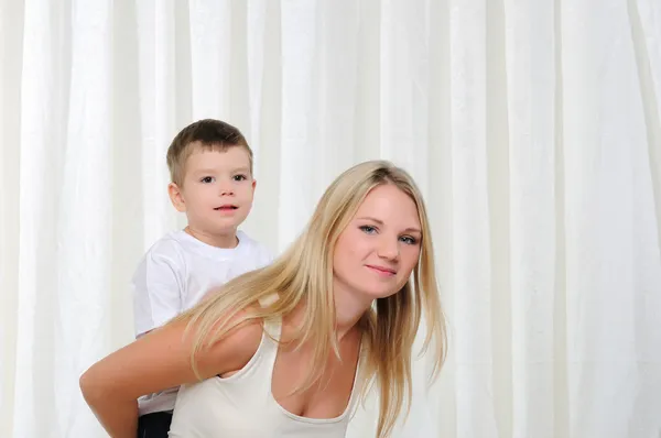 Fiatal anya és fia — Stock Fotó