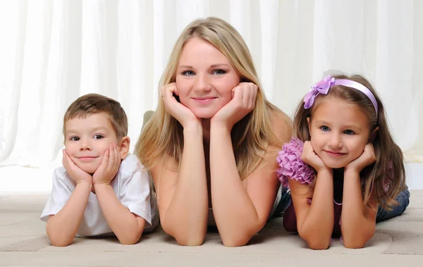 Mladá maminka, její dcera a syn — Stock fotografie