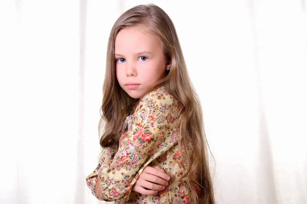 Porträtt av en ung vacker flicka. — Stockfoto