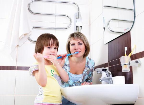 Madre e hija cepillándose los dientes —  Fotos de Stock