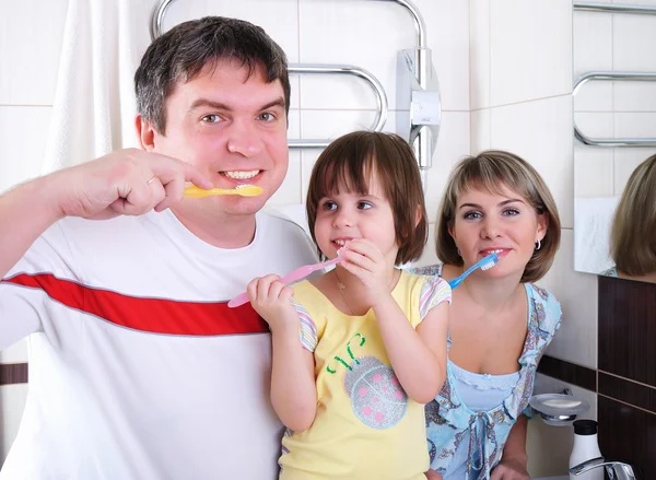 Anne, kızı ve babası dişlerini fırça — Stok fotoğraf
