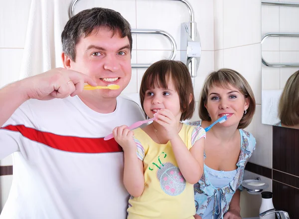 Mutter, Tochter und Vater putzen sich die Zähne — Stockfoto