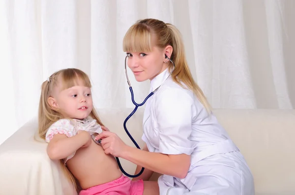 Arts luistert naar een stethoscoop — Stockfoto